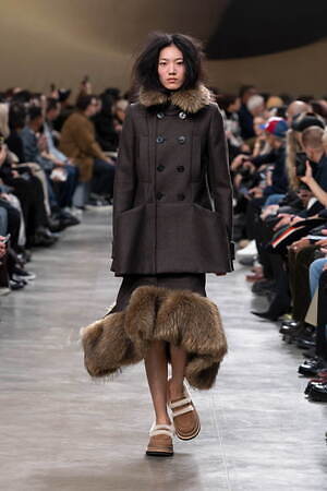 sacai 2025年秋冬コレクション - 素材の豊かさと大胆なシルエットが織りなすダイナミズム｜写真8
