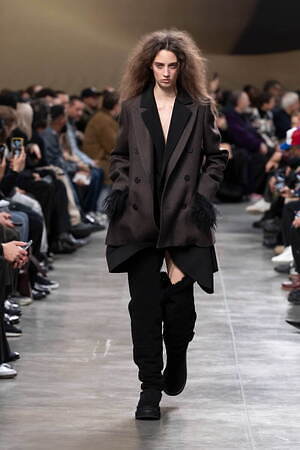 sacai 2025年秋冬コレクション - 素材の豊かさと大胆なシルエットが織りなすダイナミズム｜写真9