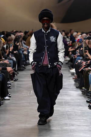 sacai 2025年秋冬コレクション - 素材の豊かさと大胆なシルエットが織りなすダイナミズム｜写真15