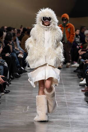 sacai 2025年秋冬コレクション - 素材の豊かさと大胆なシルエットが織りなすダイナミズム｜写真18
