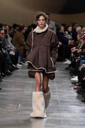 sacai 2025年秋冬コレクション - 素材の豊かさと大胆なシルエットが織りなすダイナミズム｜写真21