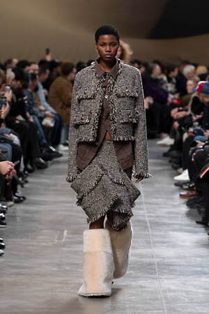 sacai 2025年秋冬コレクション - 素材の豊かさと大胆なシルエットが織りなすダイナミズム｜写真22