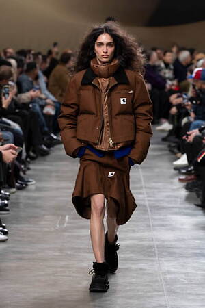 sacai 2025年秋冬コレクション - 素材の豊かさと大胆なシルエットが織りなすダイナミズム｜写真24