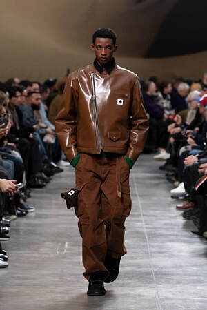 sacai 2025年秋冬コレクション - 素材の豊かさと大胆なシルエットが織りなすダイナミズム｜写真25