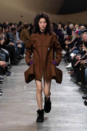 sacai 2025年秋冬コレクション - 素材の豊かさと大胆なシルエットが織りなすダイナミズム｜写真26