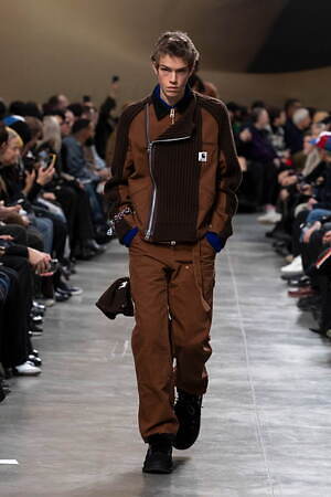 sacai 2025年秋冬コレクション - 素材の豊かさと大胆なシルエットが織りなすダイナミズム｜写真27
