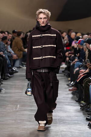 sacai 2025年秋冬コレクション - 素材の豊かさと大胆なシルエットが織りなすダイナミズム｜写真31