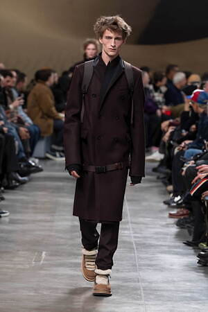 sacai 2025年秋冬コレクション - 素材の豊かさと大胆なシルエットが織りなすダイナミズム｜写真32