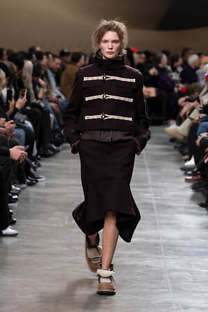 sacai 2025年秋冬コレクション - 素材の豊かさと大胆なシルエットが織りなすダイナミズム｜写真33