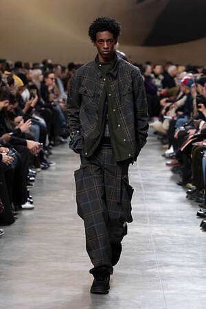 sacai 2025年秋冬コレクション - 素材の豊かさと大胆なシルエットが織りなすダイナミズム｜写真36