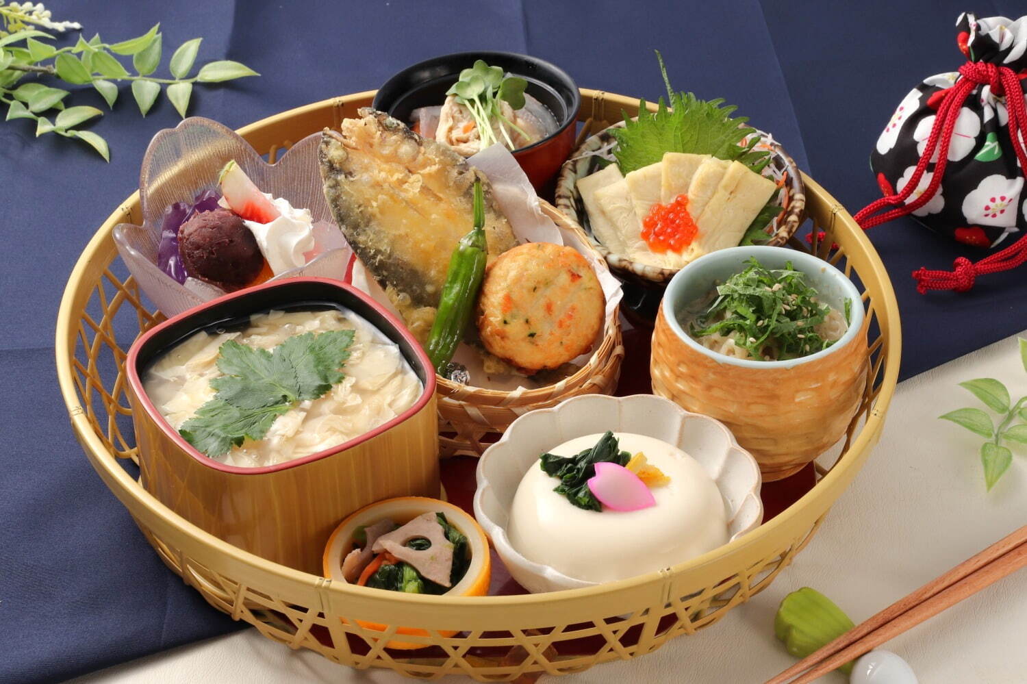 栃木あしかがフラワーパーク「ふじのはな物語」大藤棚など350本以上咲く絶景、夜はライトアップも｜写真26