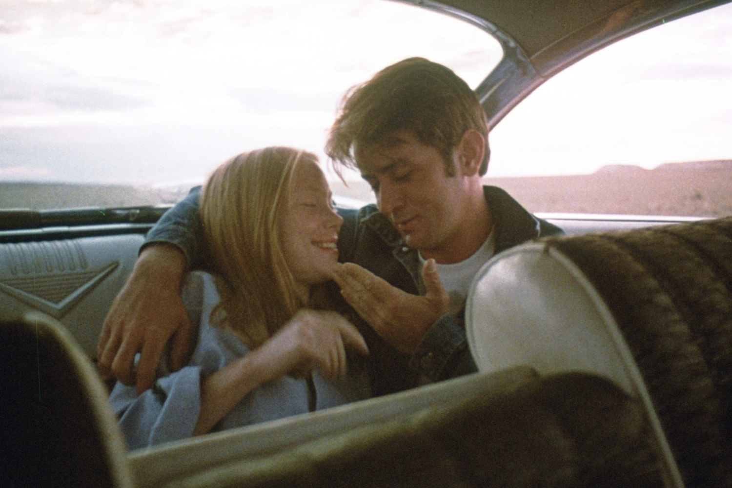 映画『バッドランズ』テレンス・マリックのデビュー作、殺人犯と恋人の”地獄の逃避行”を詩的な映像で描く