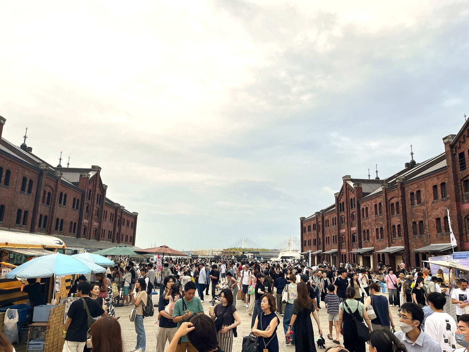 横浜赤レンガ倉庫でハワイイベント、ロコモコやマラサダなど本場グルメのキッチンカーや雑貨が集結｜写真16