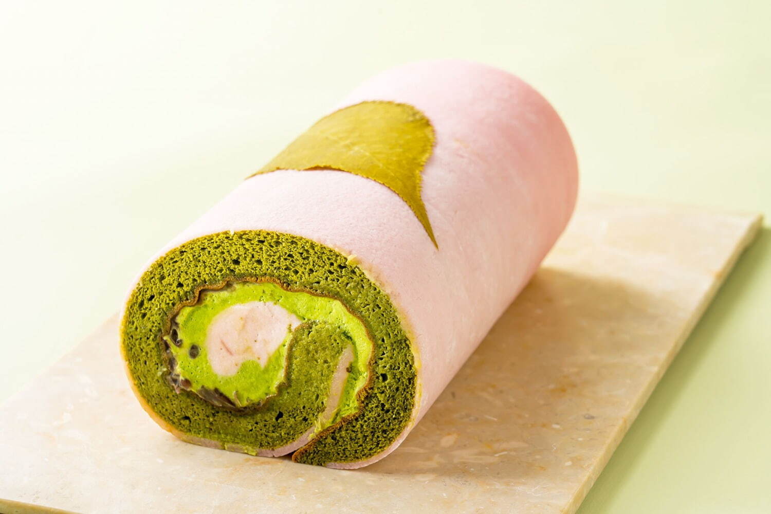 京はやしや「桜の抹茶ロールケーキ」