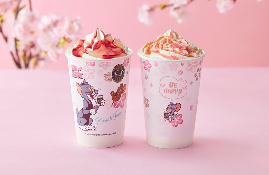 左から)＆TEA桜香るピーチメルバロイヤルミルクティー(ホット／アイス) 705円※トールサイズのみ
桜舞うハニークリームラテ(ホット／アイス) 705円※トールサイズのみ