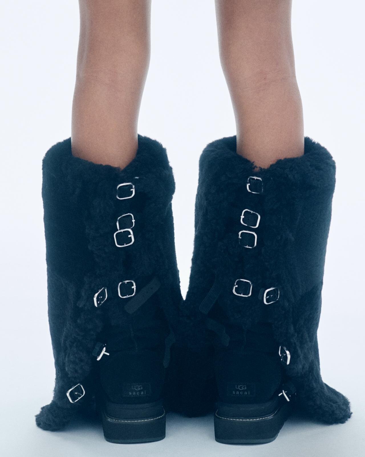 UGG & sacaiのローファー＆ブーツ、もこもこシアリングでボリュームアップ｜写真4