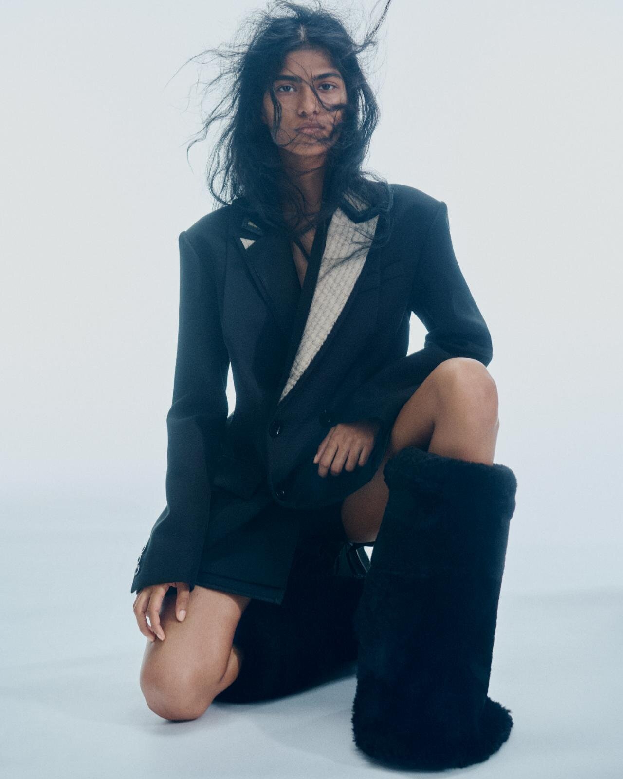 UGG & sacaiのローファー＆ブーツ、もこもこシアリングでボリュームアップ｜写真5