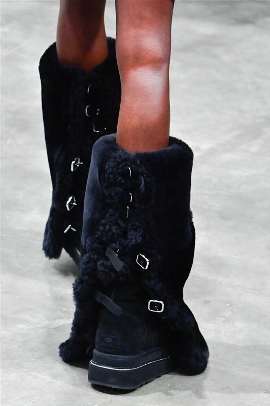 sacai×UGGのローファー＆ブーツ、もこもこシアリングでボリュームアップ｜写真5