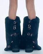 UGG & sacaiのローファー＆ブーツ、もこもこシアリングでボリュームアップ｜写真4