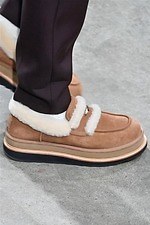 UGG & sacaiのローファー＆ブーツ、もこもこシアリングでボリュームアップ｜写真38