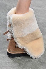 UGG & sacaiのローファー＆ブーツ、もこもこシアリングでボリュームアップ｜写真39