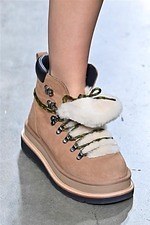 UGG & sacaiのローファー＆ブーツ、もこもこシアリングでボリュームアップ｜写真36