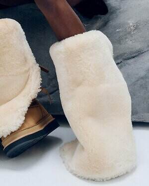 UGG & sacaiのローファー＆ブーツ、もこもこシアリングでボリュームアップ｜写真8