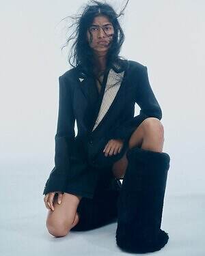 UGG & sacaiのローファー＆ブーツ、もこもこシアリングでボリュームアップ｜写真5