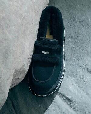 UGG & sacaiのローファー＆ブーツ、もこもこシアリングでボリュームアップ｜写真2