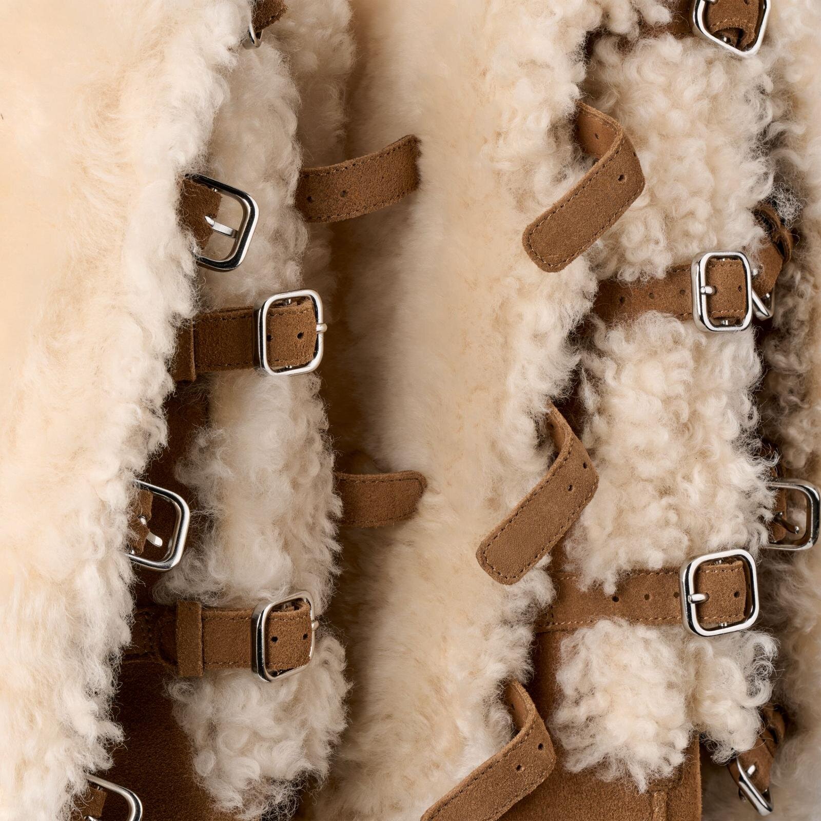 UGG & sacaiのローファー＆ブーツ、もこもこシアリングでボリュームアップ｜写真35