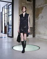 マメ クロゴウチ、きらめく“螺鈿”着想のワンピース＆“提灯の繊細さを表現”シースルーカーディガン｜写真1