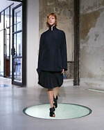 マメ クロゴウチ、きらめく“螺鈿”着想のワンピース＆“提灯の繊細さを表現”シースルーカーディガン｜写真4