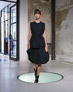 マメ クロゴウチ、きらめく“螺鈿”着想のワンピース＆“提灯の繊細さを表現”シースルーカーディガン｜写真5