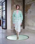 マメ クロゴウチ、きらめく“螺鈿”着想のワンピース＆“提灯の繊細さを表現”シースルーカーディガン｜写真3