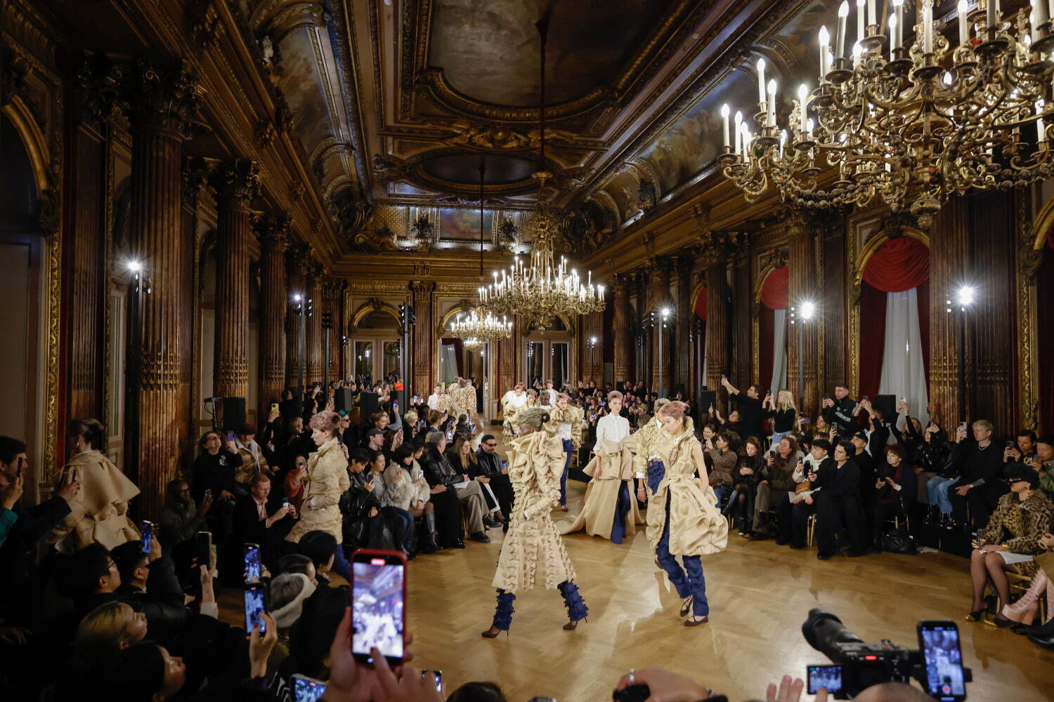 ヴィクター＆ロルフ オートクチュール(VIKTOR & ROLF Haute Couture) 2025年春夏ウィメンズコレクション  - 写真26