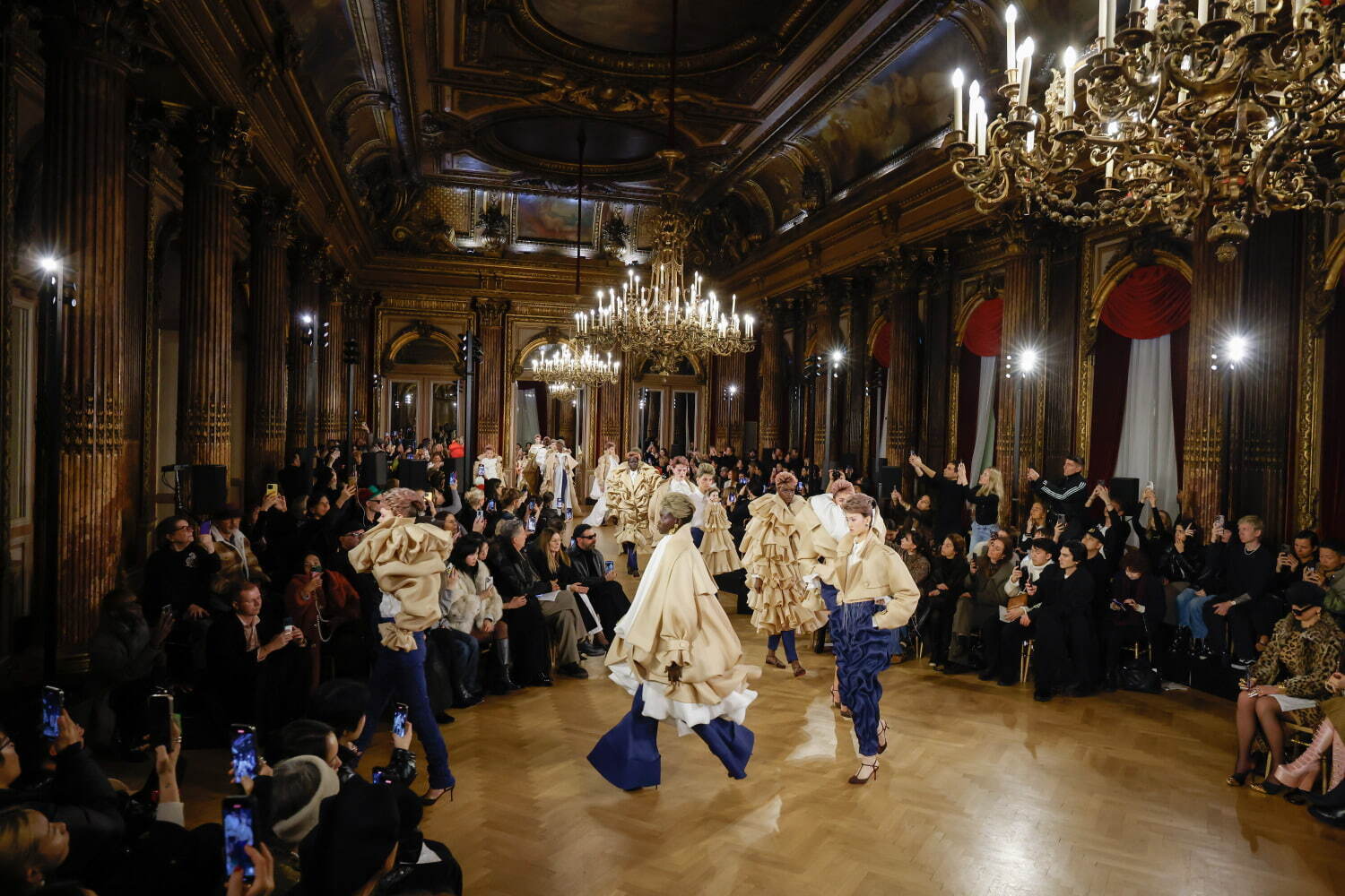 ヴィクター＆ロルフ オートクチュール(VIKTOR & ROLF Haute Couture) 2025年春夏ウィメンズコレクション  - 写真27