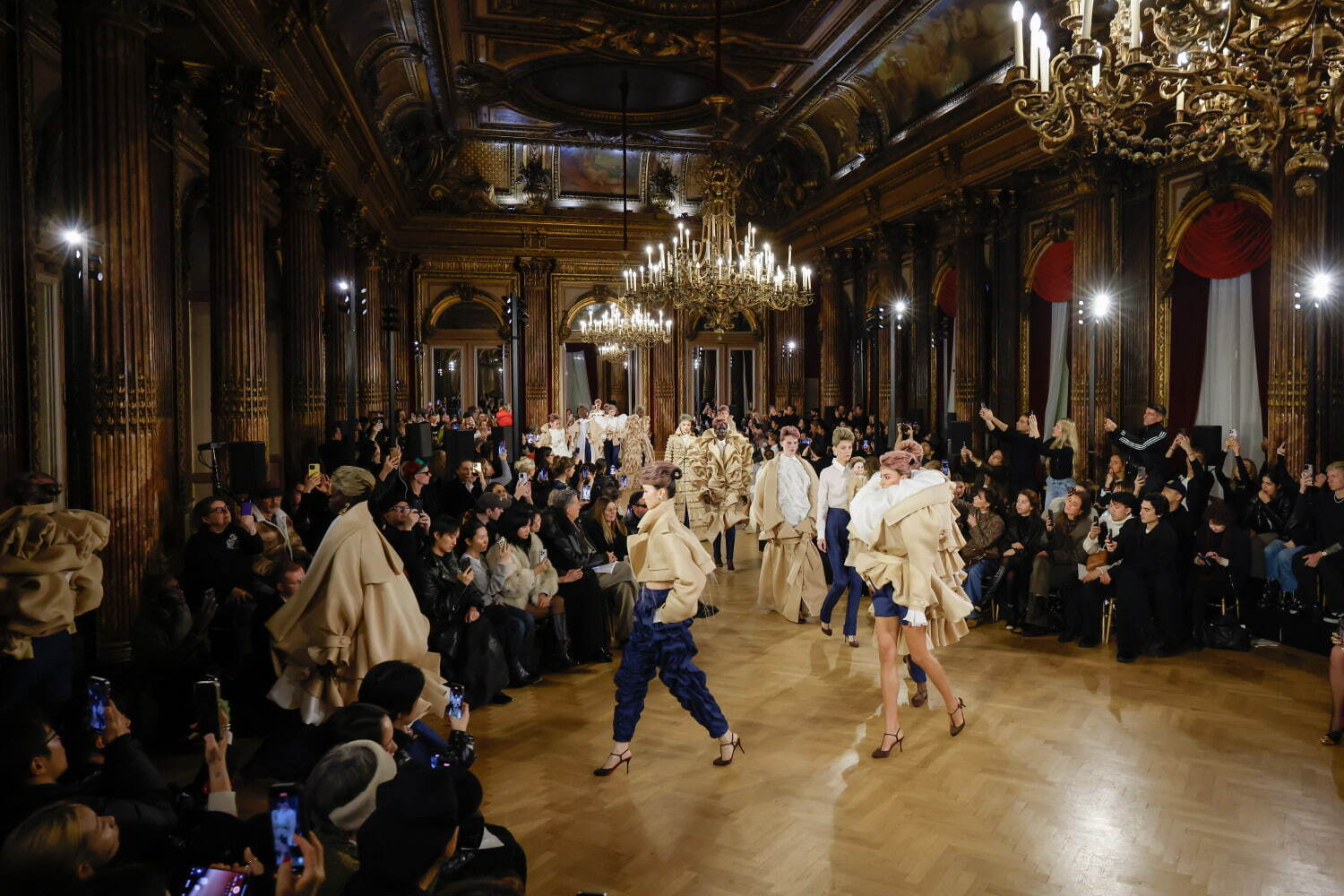 ヴィクター＆ロルフ オートクチュール(VIKTOR & ROLF Haute Couture) 2025年春夏ウィメンズコレクション  - 写真28