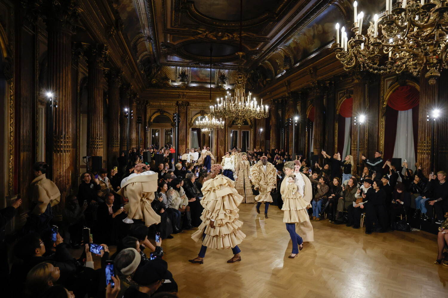 ヴィクター＆ロルフ オートクチュール(VIKTOR & ROLF Haute Couture) 2025年春夏ウィメンズコレクション  - 写真30