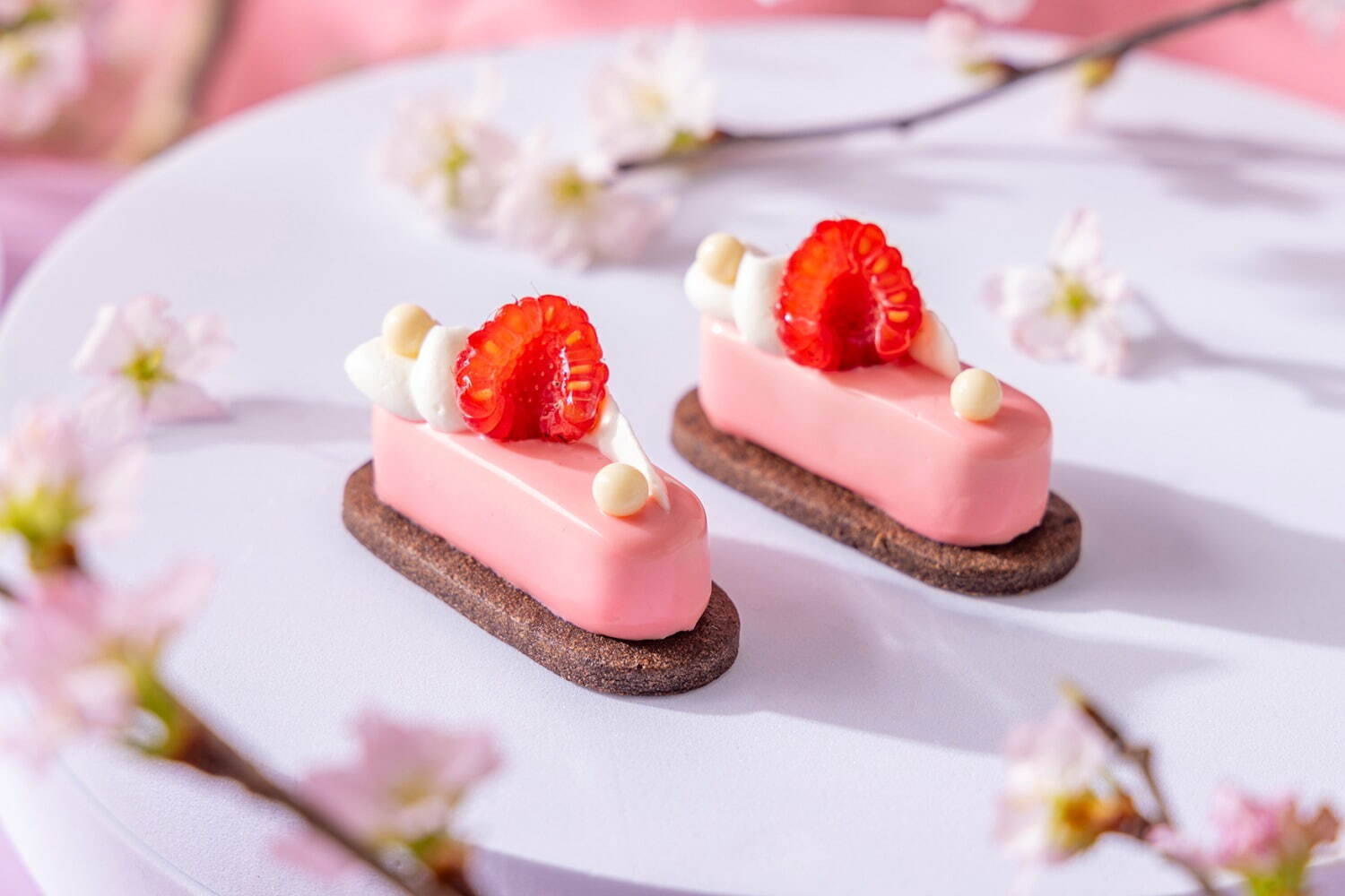 コンラッド東京「満開の桜」アフタヌーンティー、“丸ごと苺入り”桜モンブラン＆あまおう苺ムース｜写真7