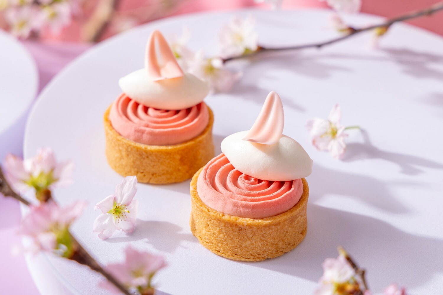 コンラッド東京「満開の桜」アフタヌーンティー、“丸ごと苺入り”桜モンブラン＆あまおう苺ムース｜写真3