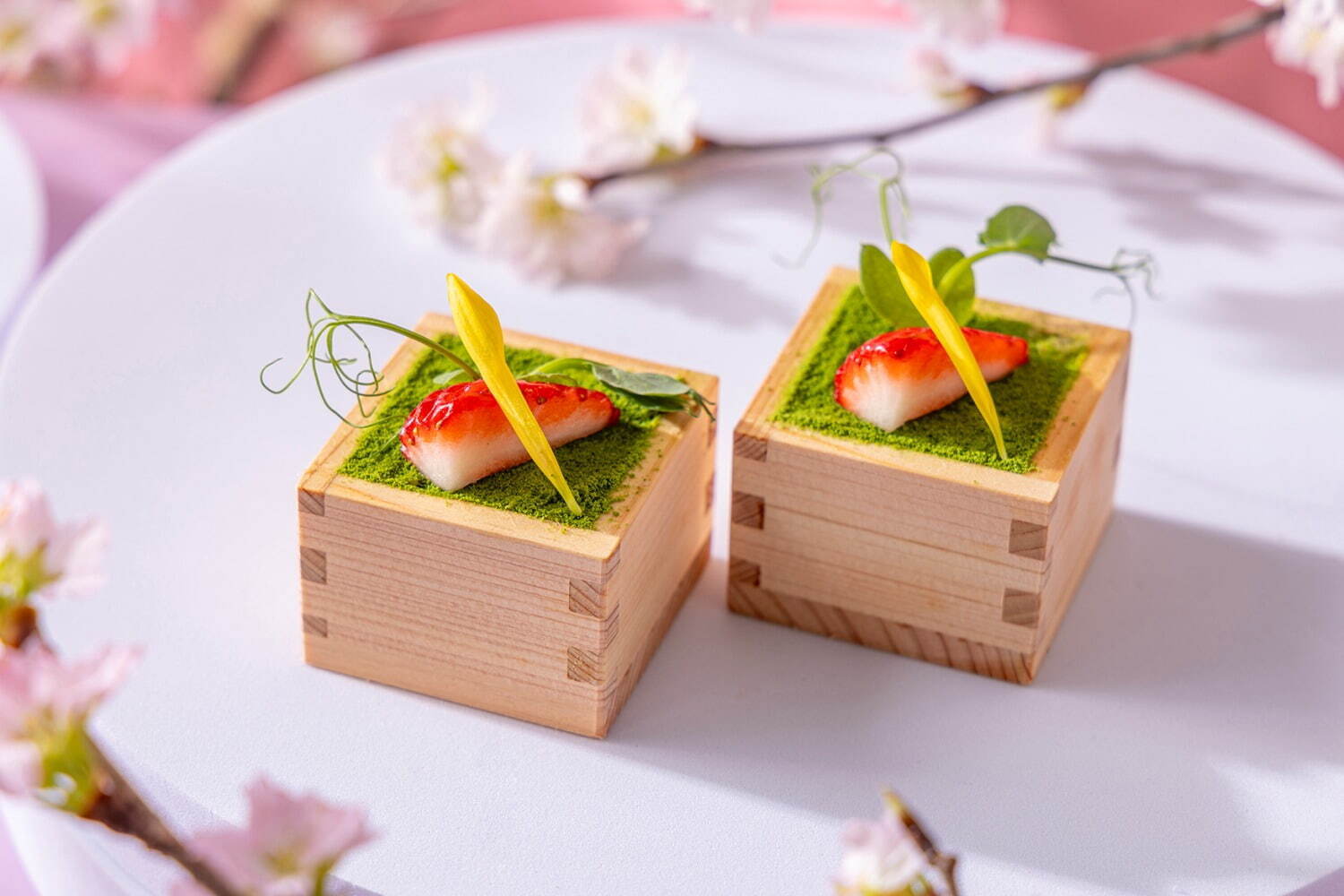 コンラッド東京「満開の桜」アフタヌーンティー、“丸ごと苺入り”桜モンブラン＆あまおう苺ムース｜写真8