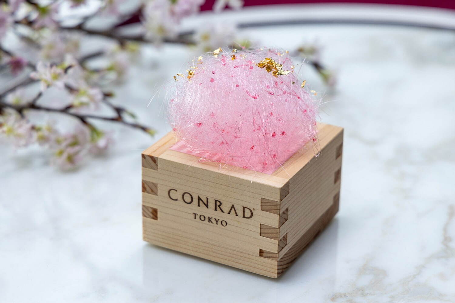 コンラッド東京「満開の桜」アフタヌーンティー、“丸ごと苺入り”桜モンブラン＆あまおう苺ムース｜写真2