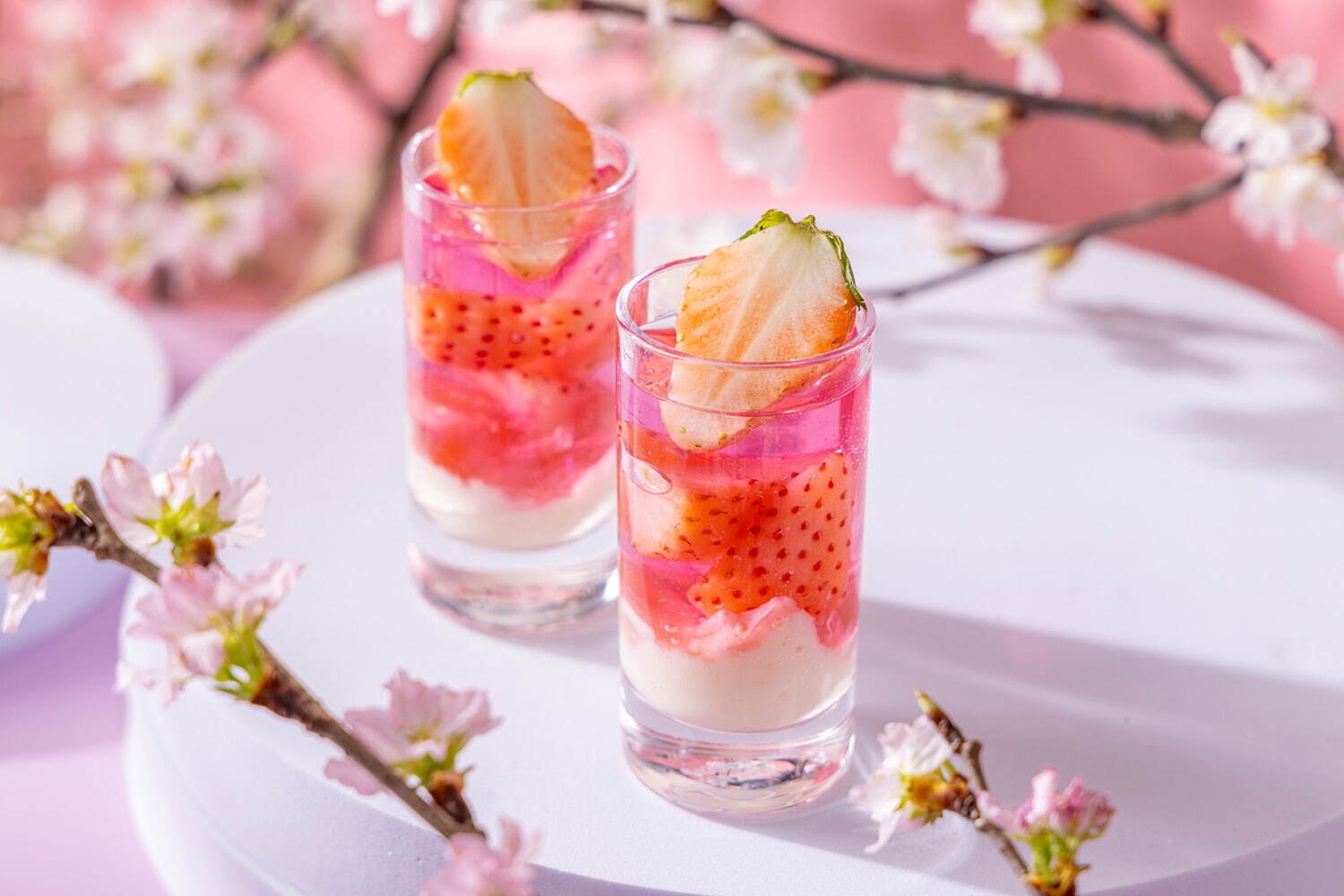 コンラッド東京「満開の桜」アフタヌーンティー、“丸ごと苺入り”桜モンブラン＆あまおう苺ムース｜写真4