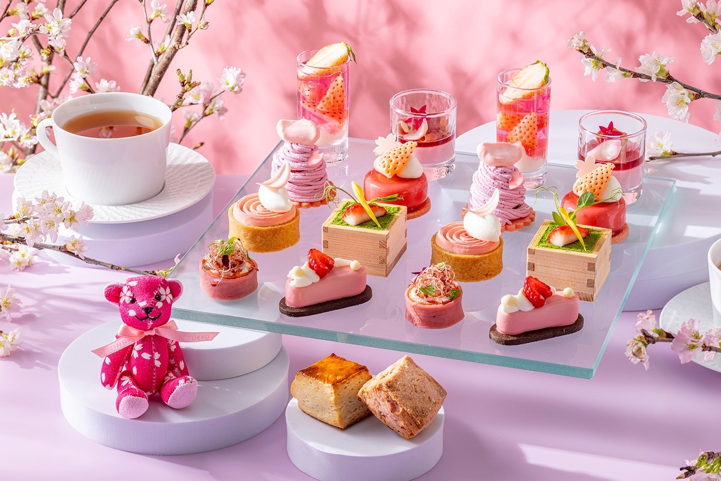 桜アフタヌーンティー｜コンラッド東京「満開の桜」アフタヌーンティー、“丸ごと苺入り”桜モンブラン＆あまおう苺ムース