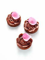 ピエール・エルメ・パリ新作ケーキ、“バラ香る”タルトやピスタチオ尽くしのフラワータルト｜写真2