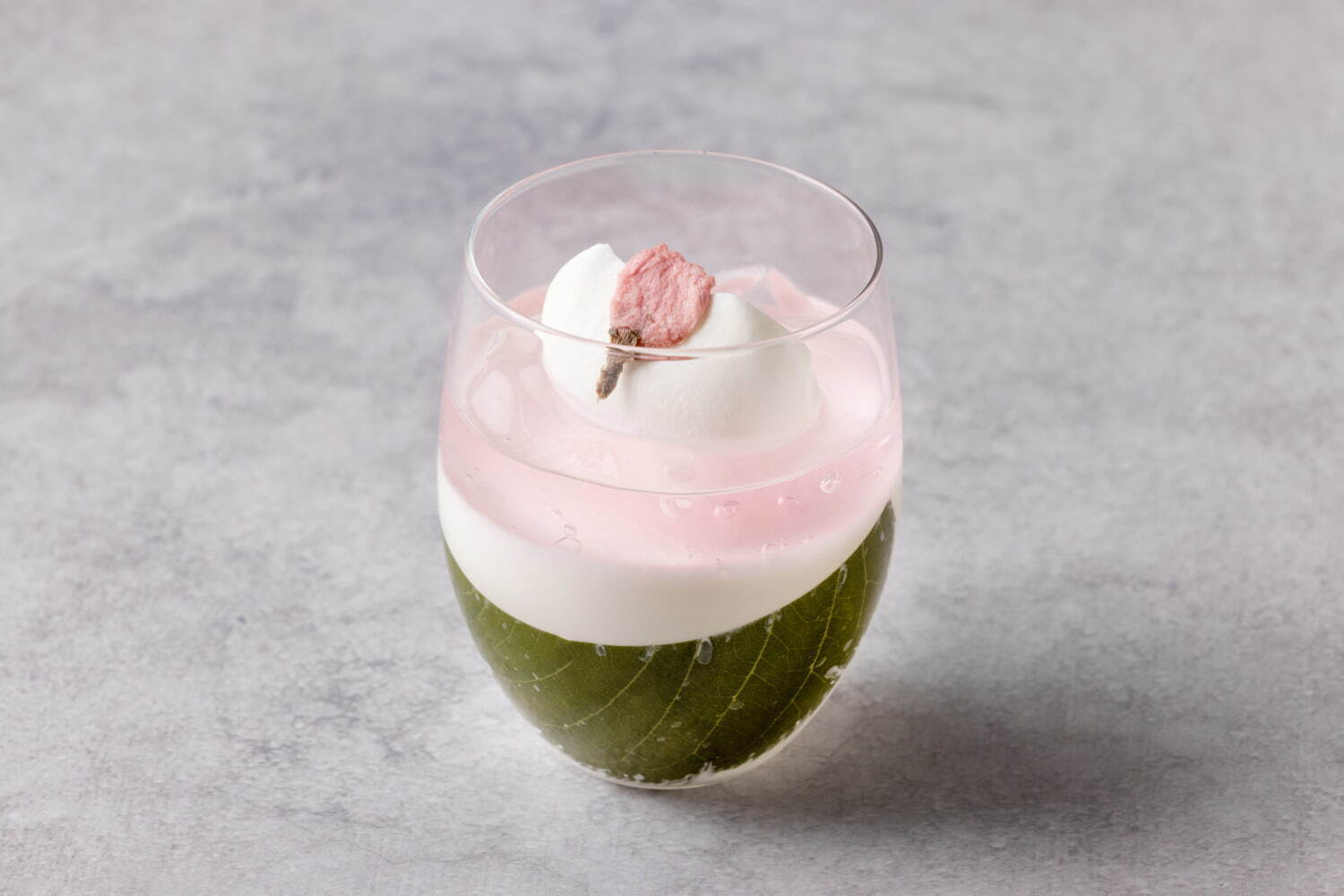 グランド ハイアット 東京の春限定“桜”スイーツ、桜香るショートケーキ＆花を描いたエクレア｜写真2