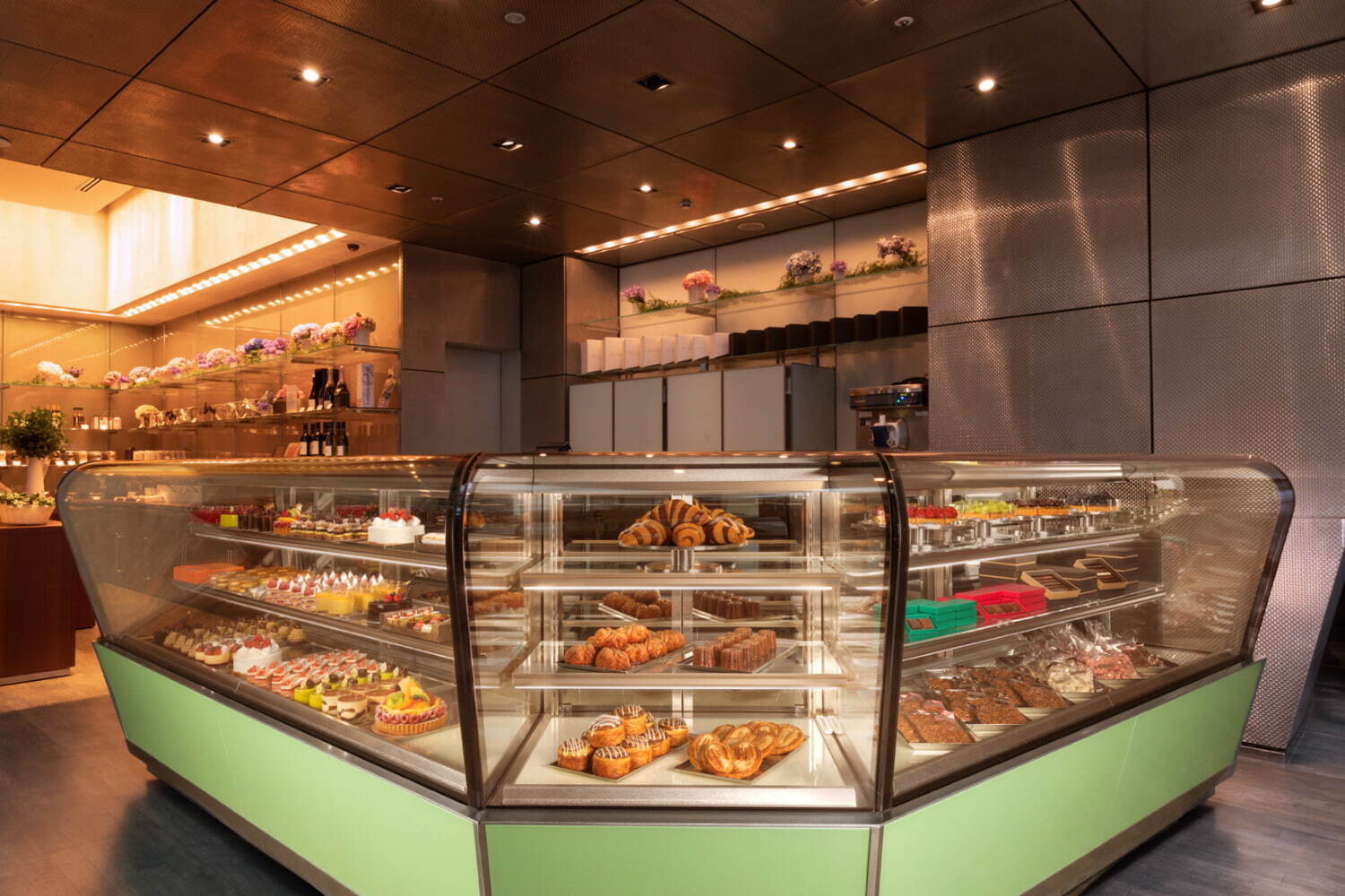 グランド ハイアット 東京の春限定“桜”スイーツ、桜香るショートケーキ＆花を描いたエクレア｜写真10