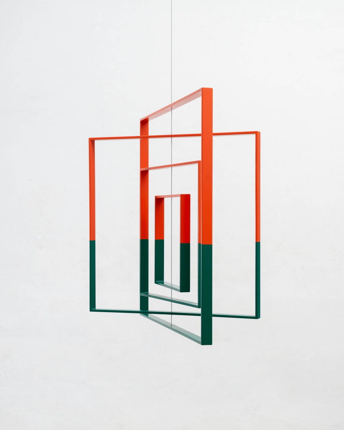 ホセ・ダヴィラ 《Homage to the Square》 2024年
ステンレススティール、自動車用塗料、ワイヤー 作家蔵
Courtesy of the artist. Photo by Agustín Arce.