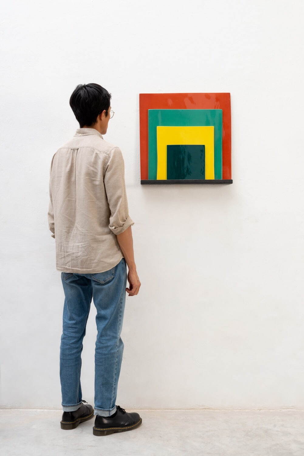 ホセ・ ダヴィラ 《Homage to the Square》 2019年
手でカットした陶板、金属の棚 作家蔵
Courtesy of the artist. Photo by Agustín Arce.