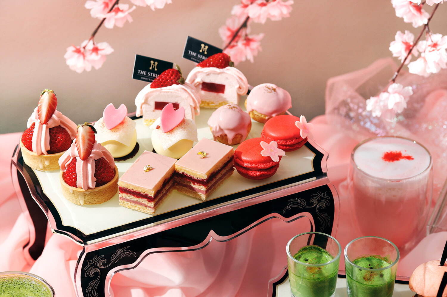 ザ ストリングス 表参道「桜と苺」の春アフタヌーンティー、たっぷり苺タルトや桜香るムース｜写真2